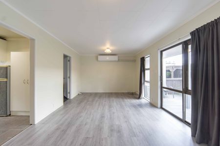 4 Bedroom Home Near the University - Modern & Comfortable - Photo 5