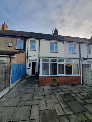4 bedroom terraced house to rent - Photo 3