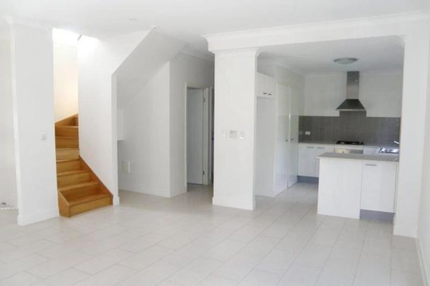 Stylish 3-Bedroom Townhouse with Alfresco Entertaining in Corinda - Photo 1