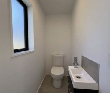 Modern 2-Bedroom Unit in Central Waltham - Photo 6