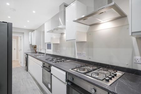 4 bedroom semi-detached house to rent - Photo 4
