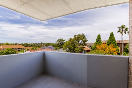 One Bedroom Apartment | High Ceilings, Ac & Parking! - Photo 4