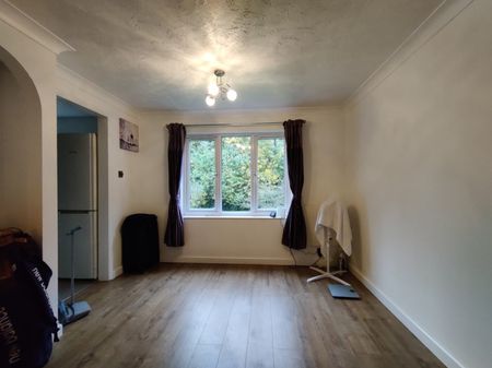 2 bedroom Flat - Tudor Close, Hatfield - Photo 5