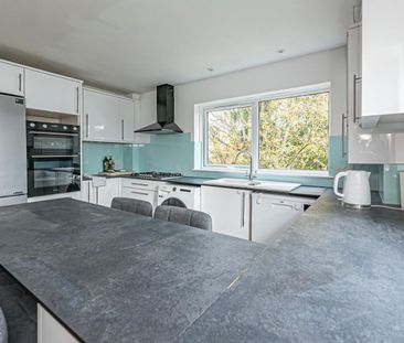 2 bedroom Flat To Let - Photo 3