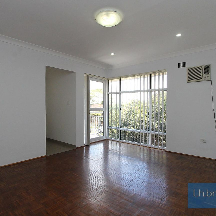 MASSIVE ONE BEDROOM UNIT!! - Photo 1