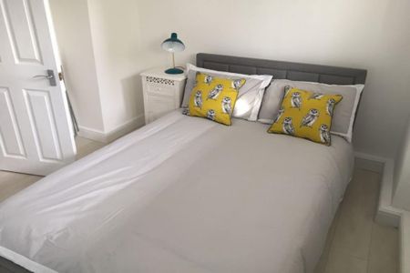 1 bedroom in a flat share to rent - Photo 4