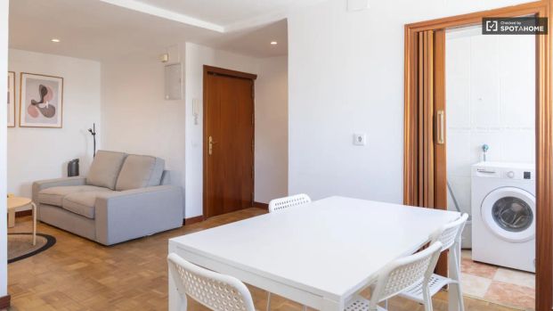 Room in a shared 4-bedroom apartment for rent in Opañel - Photo 1