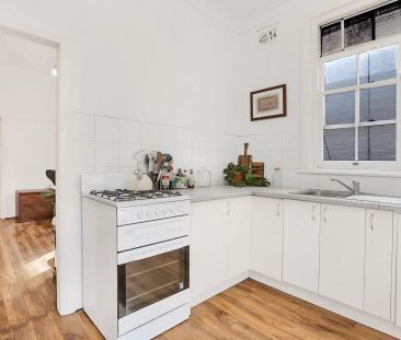 RENOVATED TWO BEDROOM APARTMENT IN PRIME LOCATION - Photo 4