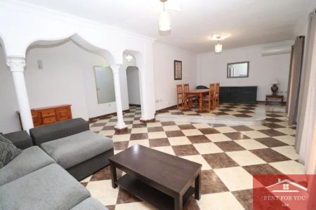 Alquiler de piso en Centro - Photo 2