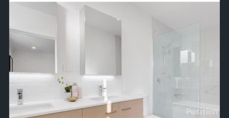 Spacious 4-Bedroom Townhouse in a Quiet Complex! - Photo 3