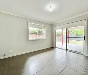 Spacious & Stylish Living in the Heart of Elderslie - Photo 1