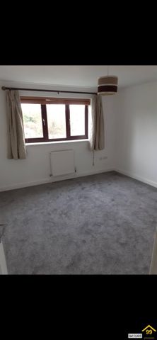 2 bed Semi-detached in New Road Netley Abbey, Southampton, SO31 5BS - Photo 2