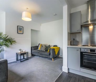 4 bedroom semi-detached house to rent - Photo 2