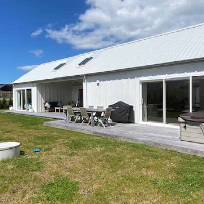 Contemporary family home - Photo 1