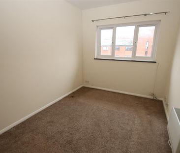 2 bedroom Flat to let - Photo 2