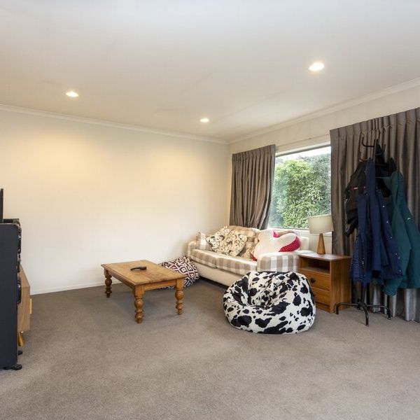 Lovely three bedroom home in Burwood! - Photo 1