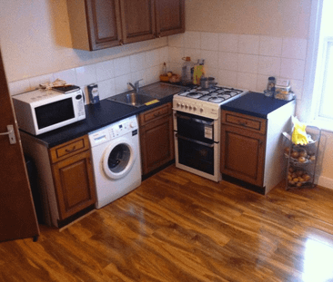 Ensuite room close to ilford station ideal for working female- £650... - Photo 3
