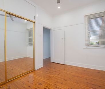 Oversized 2 Bedroom Apartment - Photo 4