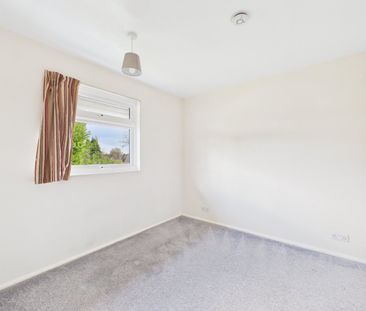3 bedroom House in Nuthatch Drive, Reading - Photo 6