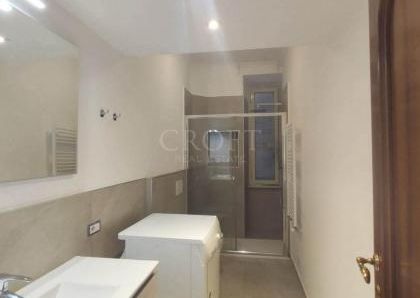 Monteverde Vecchio: Modern 2 bedroom, 2 bath, large living room, separate kitchen. Bright, silent, parquet floors, situated in lovely period building, excellent area, near park. Ref. 2364.