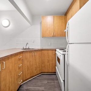 GHETTO MCGILL- 3 ½ RÉNOVÉ & MEUBLÉ – 1 CHAMBRE FERMÉE - Photo 2