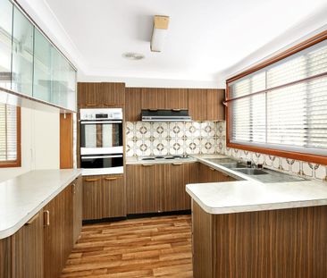 Lots of Character - Photo 2