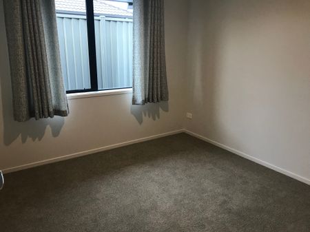 NEARLY NEW, SPACIOUS, MODERN FAMILY HOME SITTING PRETTY IN THE LAKES. - Photo 5