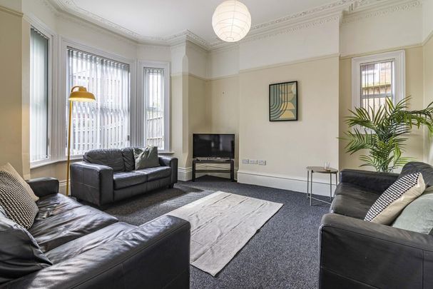 8 bedroom house to rent - Photo 1