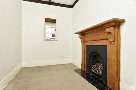 Character 1920's Bungalow - With wood burning fireplace and Heatpump! - Photo 5