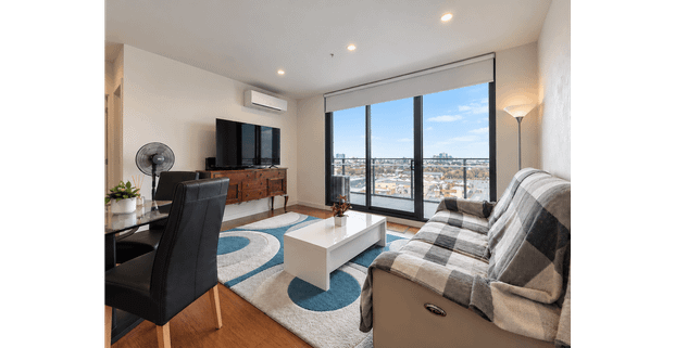 Fully furnished 1 Bedroom Boutique Apartment With Panoramic Views - Photo 1