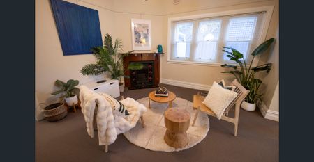 Stylish 5-Bedroom, 3-Bathroom Family Home with Outdoor Entertaining & Spa Retreat - Photo 2