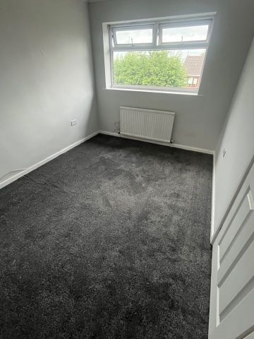 3 Bed Detached House, Middleton Road, LS10 - Photo 2