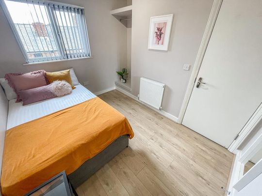 6 bedroom terraced house to rent - Photo 1