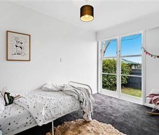 Charming 3-Bedroom Bungalow in Hillcrest, Auckland - Photo 4