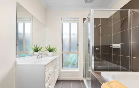 “Beautifully Maintained 3-Bedroom Home in Prime Pakenham Location!” - Photo 2