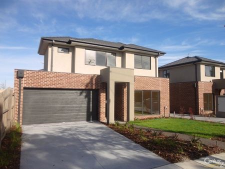 Spacious 3 Bedroom Townhouse - Photo 2