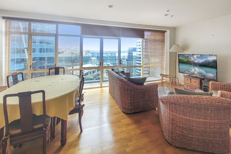 Spacious 3 bedroom 2 Bathroom apartment with amazing views and carpark . - Photo 2
