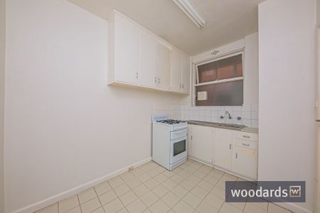 Spacious 1-Bedroom Apartment with Parking and Brand-New Floorboards in Prime South Yarra Location - Photo 3