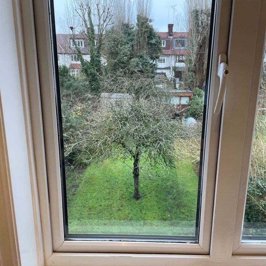 Studio Flat, Wycombe Gardens, NW11 - Photo 1