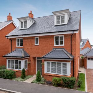 5 bed detached house to rent in Sierra Road, High Wycombe, Buckinghamshire, HP11 1GX - Photo 2