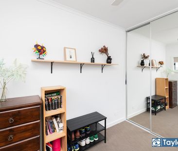 STUNNING TOWNHOUSE IN SUPERB LOCATION! - Photo 6