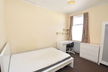 5 bedroom end of terrace house to rent - Photo 3