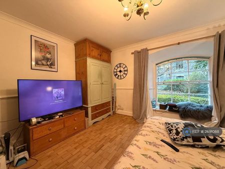1 bedroom in a flat share to rent - Photo 3