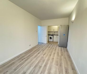 1 Bed Flat, Thames Circle, E14 - Photo 5