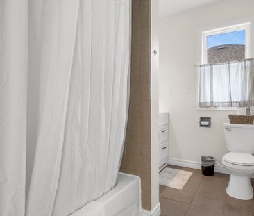 For Lease - 16 GOLDEN Boulevard Unit# Main, Welland, Ontario - Photo 2