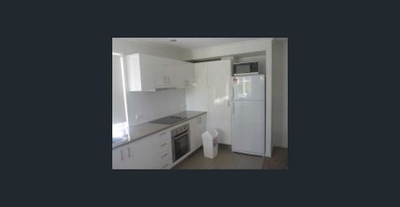 THIS FULLY FURNISHED SPACIOUS 3 BEDROOM TOWNSHOUSE IS AVAILABLE NOW! - Photo 4