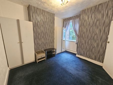 3 Bed Terraced House, Hugh Oldham Drive, M7 - Photo 2