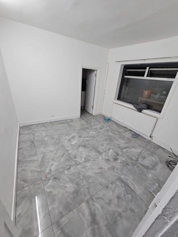 Studio Flat, Romford Road, E12 - Photo 4