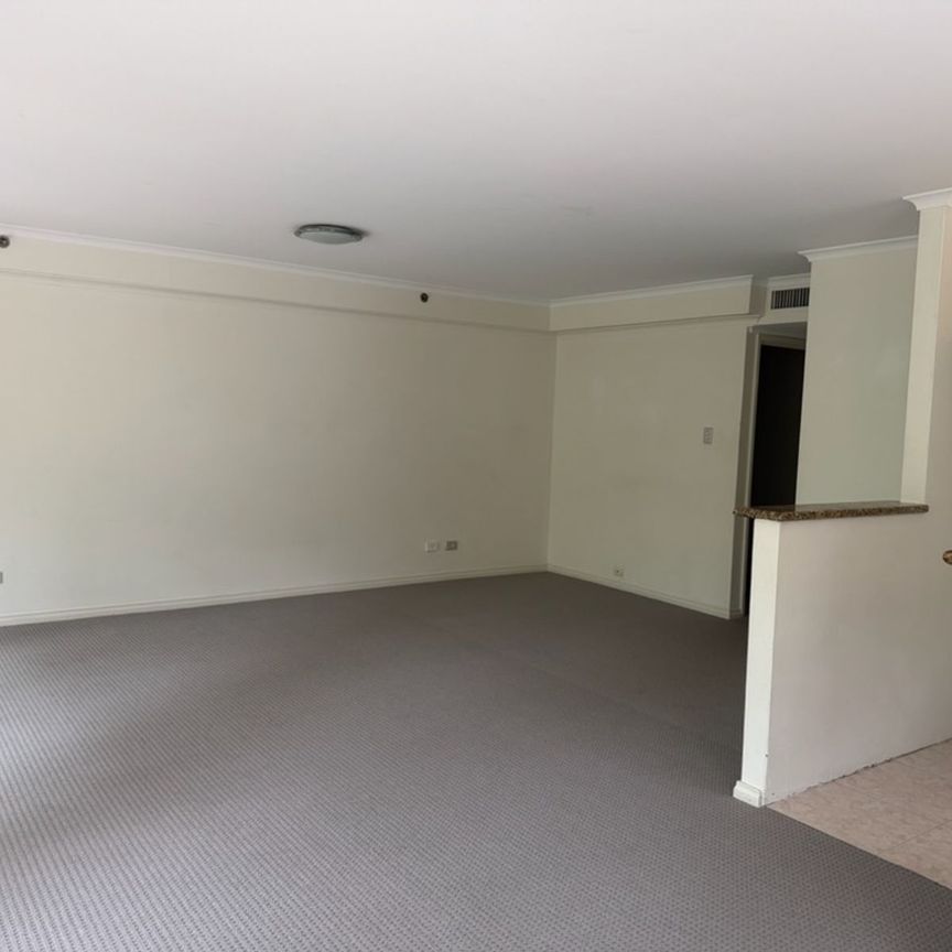 SPACIOUS, LIGHT & SUNNY, 3 BEDROOM SECURITY APARTMENT IN 'OSCAR ON HOLLYWOOD' - Photo 1