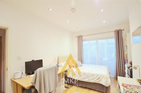 4 bedroom semi-detached house to rent - Photo 2